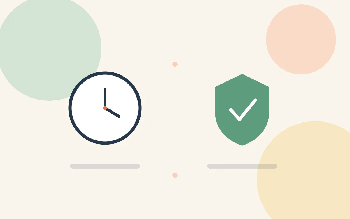 Un reloj y un escudo con una marca de verificación, uno al lado del otro
